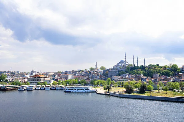 Staden Istanbul, utsikt från det gyllene hornet till staden och moskén — Stockfoto