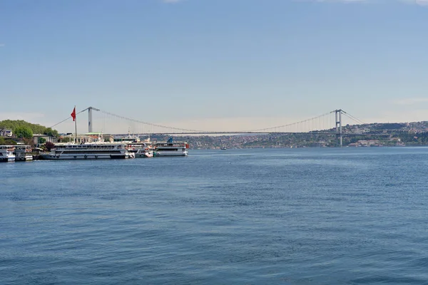 Bosporska bron panorama över Istanbul stad som förbinder Europa och Asien. Färjor nära bron — Stockfoto