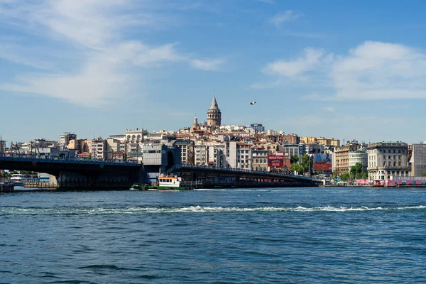 TURKEY, ISTANBUL - maj 2020. Panoramautsikt över Galatatatornet och galatabron i Istanbuls stadslandskap och fiskmås — Stockfoto