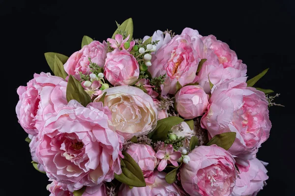 Beau Bouquet De Pivoines Roses Composition Florale Sur Fond Noir Anniversaire L Amour Stock Photo Beau Bouquet De Pivoines Roses Composition Florale Sur Fond Noir Anniversaire L Amour Stock Photo