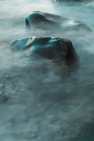 Welle trifft Felsen mit Langzeitbelichtung in Bali — Stockfoto