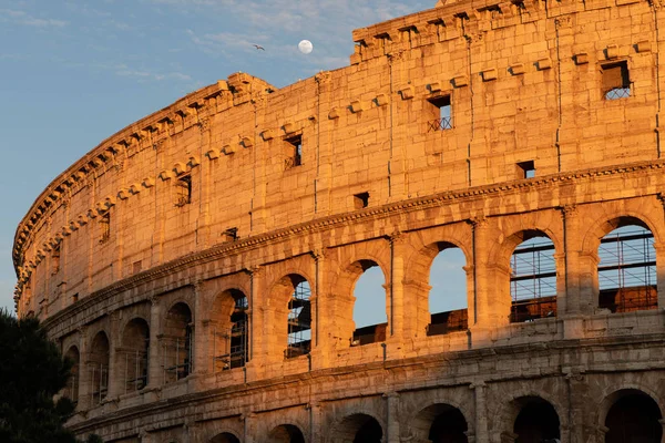 Römisches Kolosseum Bei Sonnenuntergang Sichtbarer Sonnenuntergang Himmel Rom Italien — Stockfoto