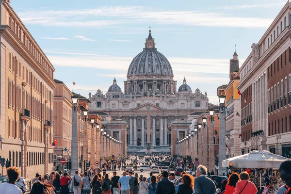 Peter Basilica Vatican Della Conciliazione People Walk Рим Италия Май — стоковое фото