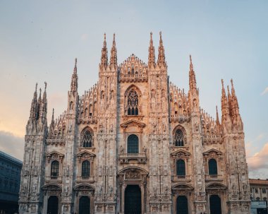 Milan Katedrali, Duomo di Milano, gün batımında. Milan, İtalya.