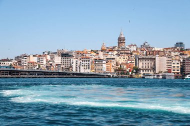 Altın Boynuz Koyu, İstanbul 'daki Galata Köprüsü, arka planda Galata Kulesi. Türkiye, İstanbul, Mayıs 2019