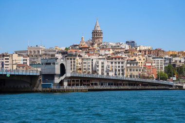 Altın Boynuz Koyu, İstanbul 'daki Galata Köprüsü, arka planda Galata Kulesi. Türkiye, İstanbul, Mayıs 2019