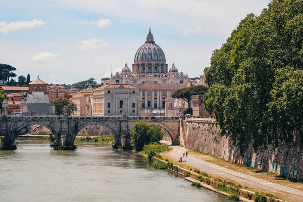 Pemandangan Vatikan Basilika Santo Petrus Jembatan Angel Atas Sungai Tiber — Stok Foto
