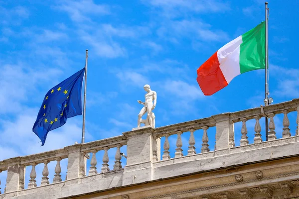 Roma 'da bir binada İtalyan bayrağı ve Avrupa Birliği bayrağı.