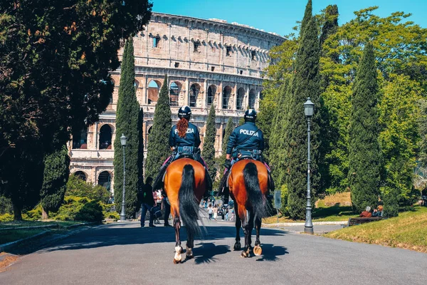 Berittene Polizei Rom Das Kolosseum Hintergrund Italien — Stockfoto