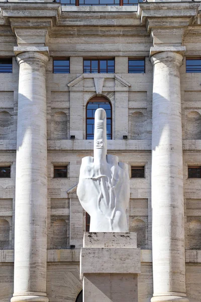 Orta parmağın anıtı ve Milan 'daki İtalyan borsası cephesinin bir parçası. Milan, İtalya, Mayıs 2019.