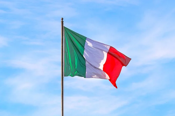 Mavi gökyüzü karşı İtalyan bayrağı.
