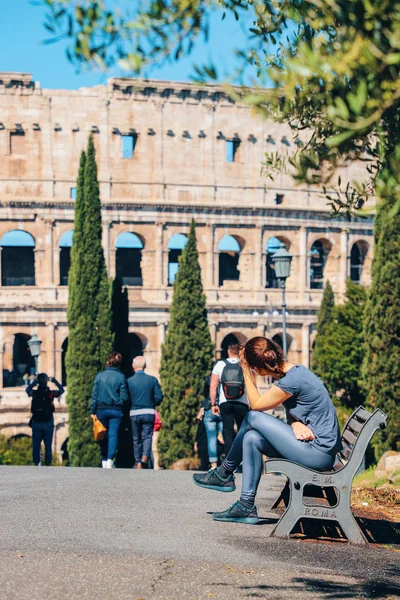 Une Fille Assoit Sur Banc Parc Regarde Colisée Rome — Photo