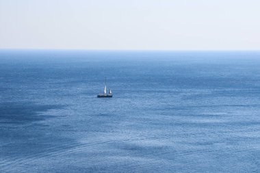 Yelkenli küçük bir tekne denizde yüzüyor..