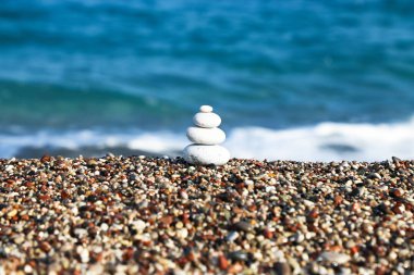 Sahilde taş piramidi