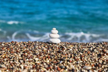 Sahilde taş piramidi