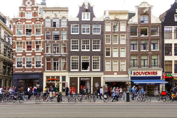 Amsterdam Street Walking People Shops Cafes Parked Bicycles Amsterdam Netherlands — 图库照片