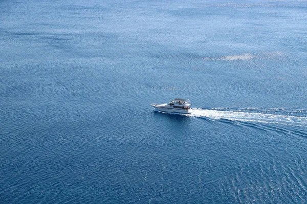 Denizde yüzen insanların olduğu küçük bir yat. Rodos adası Yunanistan. Eylül 2019