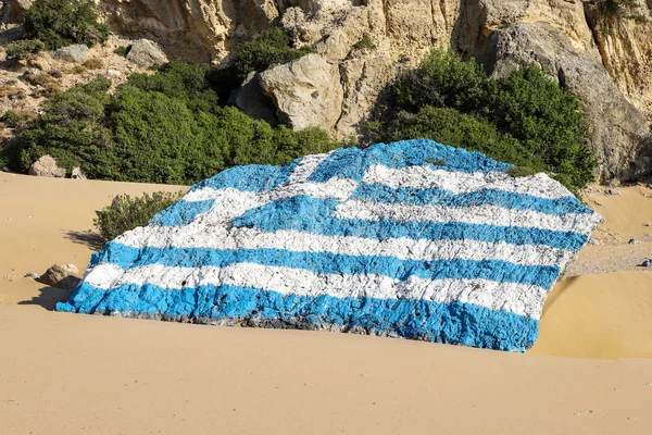 Rodos adasındaki Tsambika plajında Yunan bayrağı.