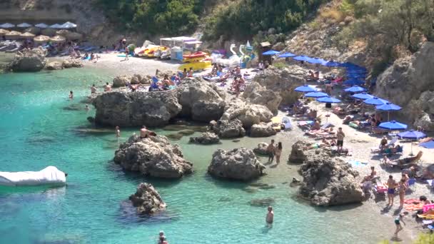 Anthony Quinn Bay Costa Mediterrânica Costa Rochosa Praia Guarda Sóis — Vídeo de Stock