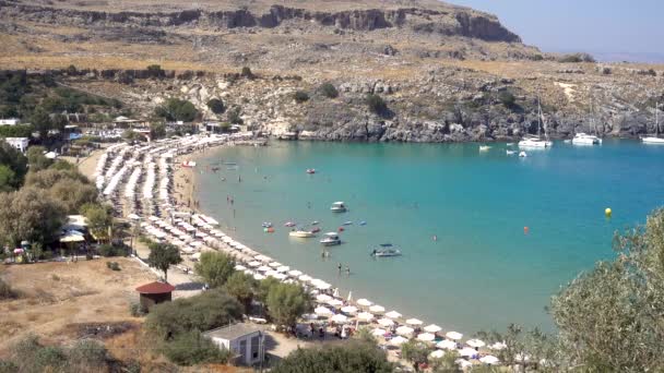Lindos Beach Bay Clear Water Sun Umbrellas People Swimming Mediterranean — Stok video