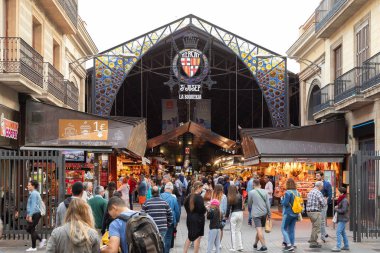 Rambla caddesindeki Barcelona 'daki Boqueria Market Girişi' ndeki insanlar. İspanya, Barselona Mayıs 2019