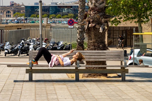 Mladá Dívka Podívá Telefon Ležící Městské Lavičce Španělsko Barcelona Květen — Stock fotografie