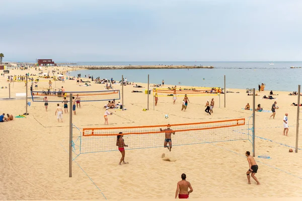 İnsanlar Barselona 'daki plajda plaj voleybolu oynuyorlar. İspanya, Barselona Mayıs 2019