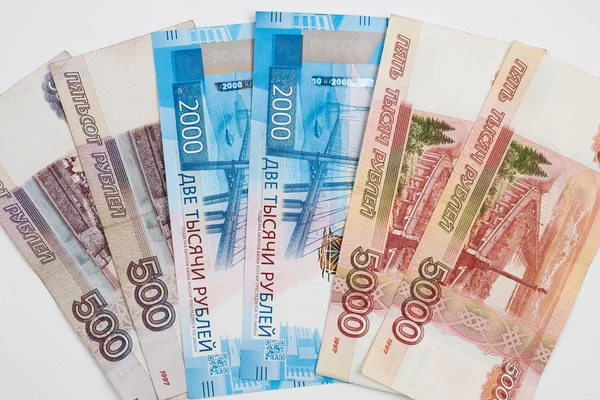 Banknoty Rosyjskich Pieniędzy Nominałach 500 2000 5000 Rubli Białym Tle — Zdjęcie stockowe