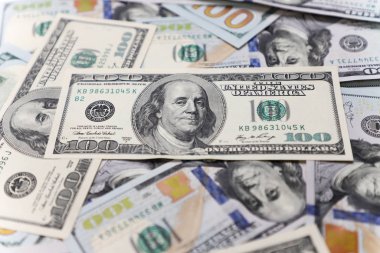 Yüz dolarlık banknotlar, ön plan ve arka plan bulanık..