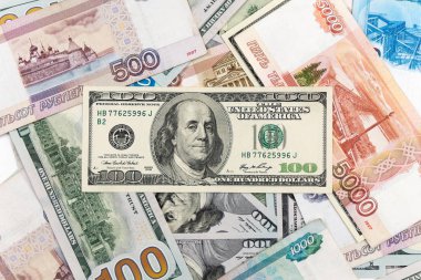 Amerikan doları ve Rus rublesi, banknotlar.