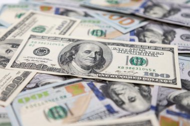 Yüz dolarlık banknotlar, ön plan ve arka plan bulanık..