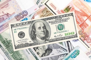 Amerikan doları ve Rus rublesi, banknotlar.
