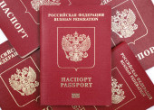 Ruský pas, pět kusů, detailní záběr.