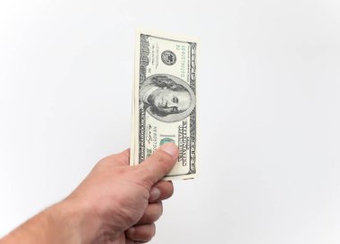 Beyaz bir arka plan üzerinde elinde yüz dolar faturaları.