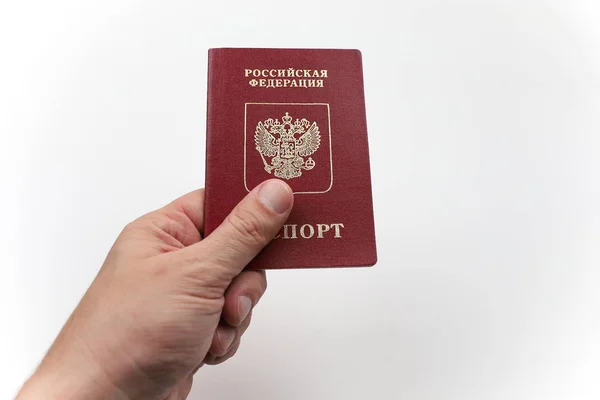 Beyaz arka planda Rus pasaportlu bir el..
