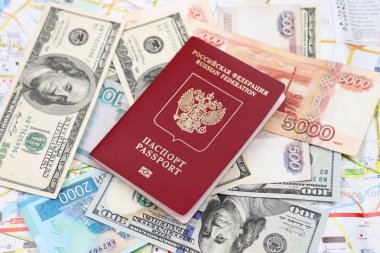 Rus ve Amerikan banknotlarının arka planında Rus pasaportu.