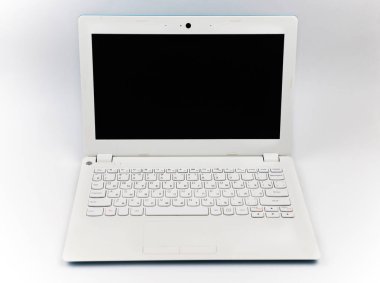 Laptop beyaz arka planda.