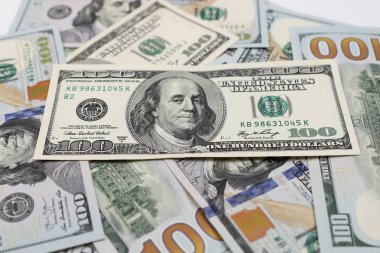 Yüz dolarlık banknotlar, ön plan ve arka plan bulanık..