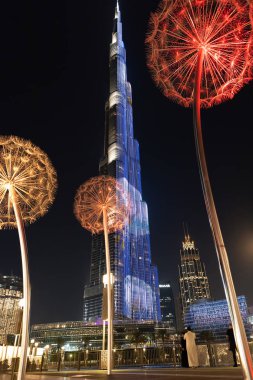 Burj Halife gece gösterisinde, Dubai 'de gökdelende. Birleşik Arap Emirlikleri Dubai Mart 2019
