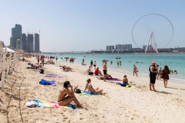 JBR plajı halk plajı, insanlar rahatlamış yüzme, Basra Körfezi. Birleşik Arap Emirlikleri Dubai Mart 2019