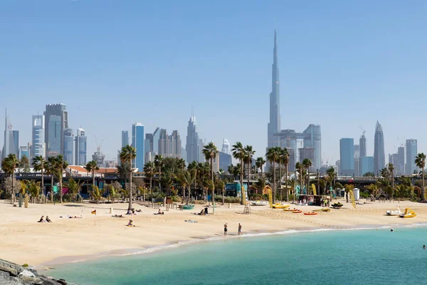 Dubai 'deki La Mer plajı manzarası, insanlar rahatlıyor, şehrin gökdelenleri. Birleşik Arap Emirlikleri Dubai Mart 2019
