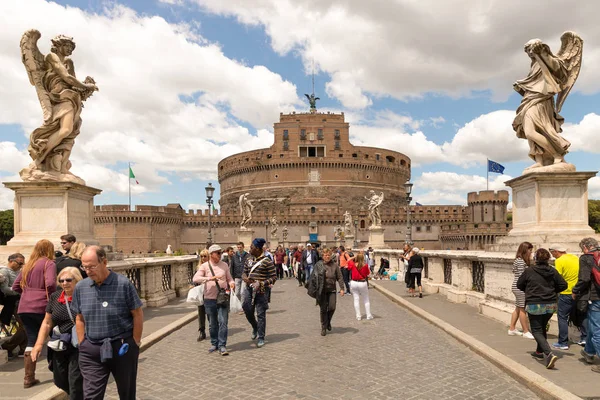 Castle Sant Angelo Saint Angel Bridge People Walking Rome Italy — Stok fotoğraf