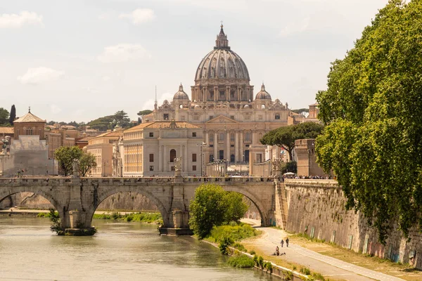 View Vatican Peter Basilica Angel Bridge Tiber River Рим Италия — стоковое фото
