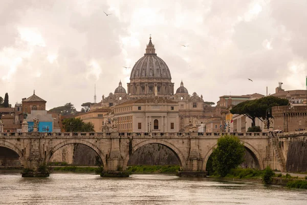 View Vatican Peter Basilica Angel Bridge Tiber River Рим Италия — стоковое фото