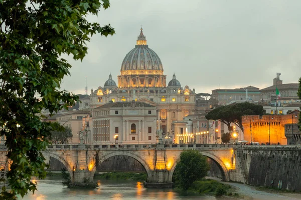 Blick Auf Die Vatikanische Peterbasilika Engelbrücke Über Den Tiber Rom — Stockfoto