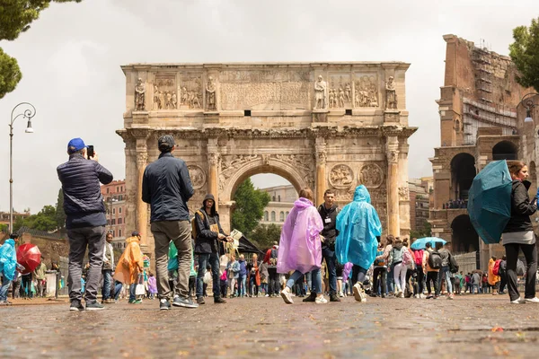 Arch Constantine Cloudy Day People Walk Rome Italy May 2019 — Stok fotoğraf