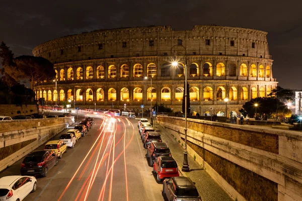 View Night Colosseum Road Passing Cars Rome Italy — Stok fotoğraf