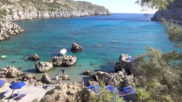 Anthony Quinn Bay Středozemní Pobřeží Skalnaté Pobřeží Pláž Slunečníky Lidé — Stock video