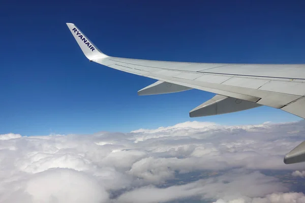 Крило Літака Над Хмарами Ryanair Boeing Брюссель Рим 2019 — стокове фото