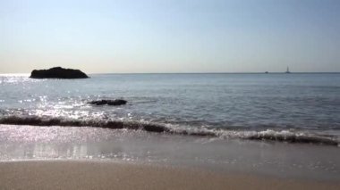 Akdeniz, Tsampika 'nın kumlu plajı, dalga, sahil, güneşli gün, Rodos adası Yunanistan.